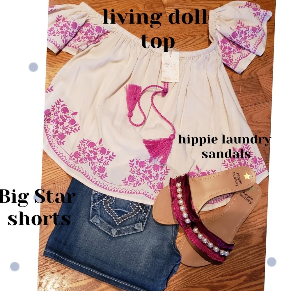 🆕️ NWT living⭐ doll off the shoulder top